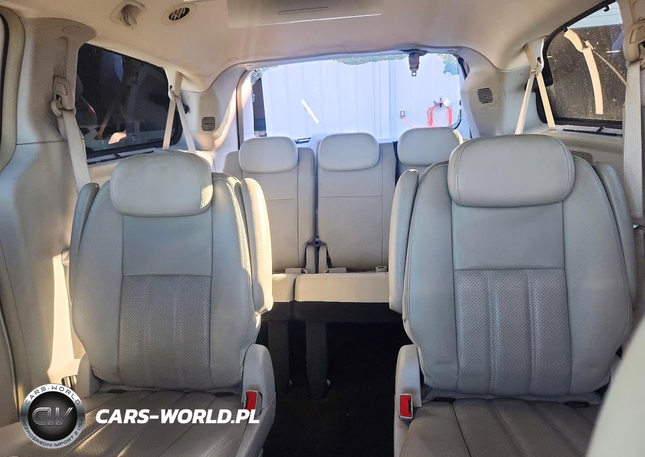 2010 Chrysler Town & Country Touring Plus VIN:2A4RR8DX2AR375120 - 10