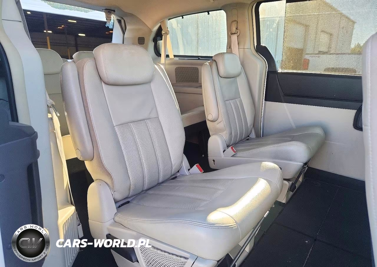 2010 Chrysler Town & Country Touring Plus VIN:2A4RR8DX2AR375120 - 11