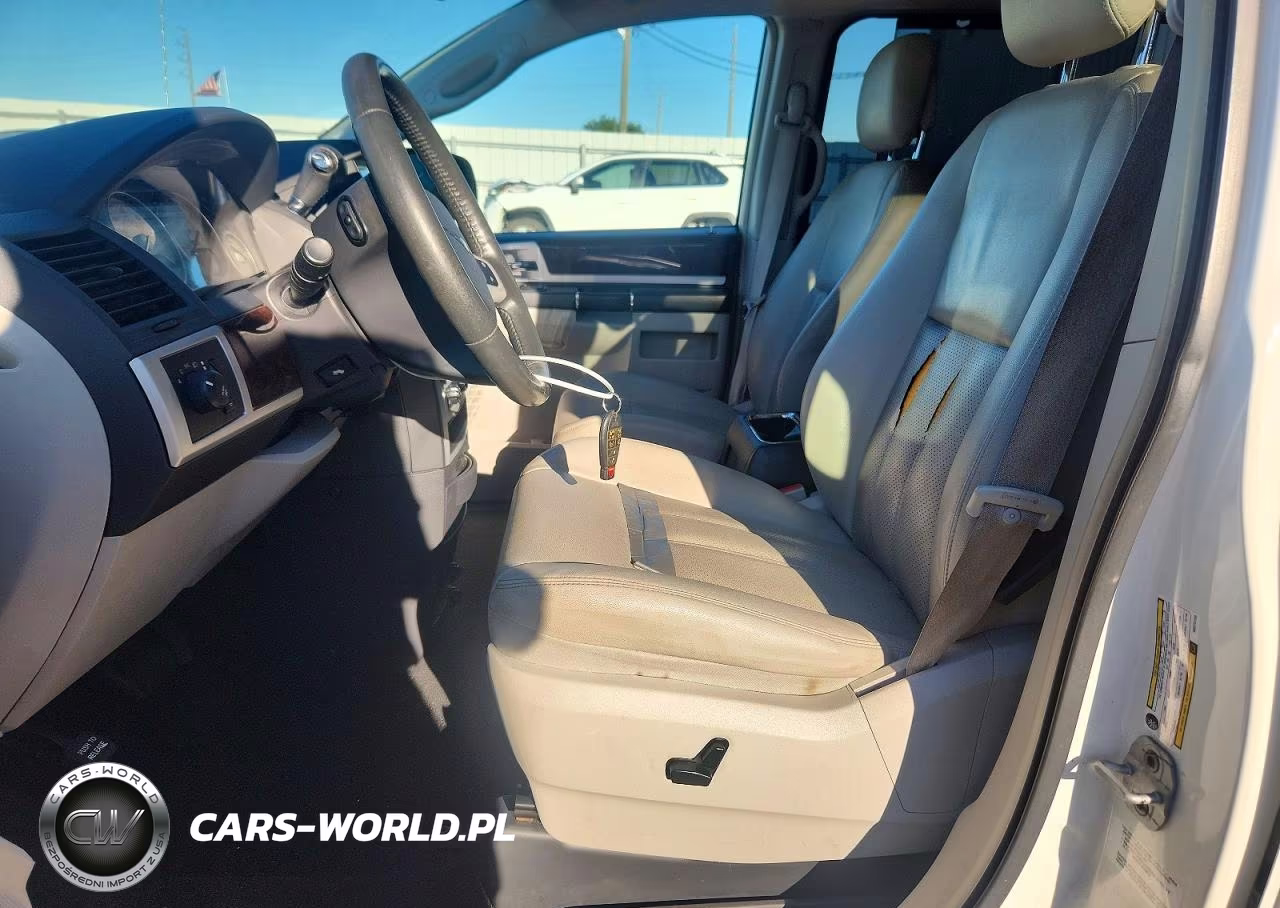 2010 Chrysler Town & Country Touring Plus VIN:2A4RR8DX2AR375120 - 7