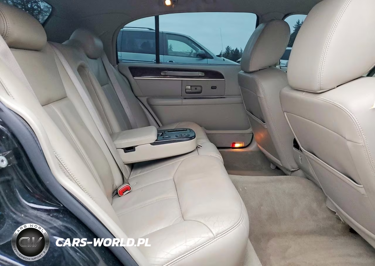 2011 Lincoln Town Car Signature Long Wheelbase VIN:2LNBL8FV2BX756642 - 10