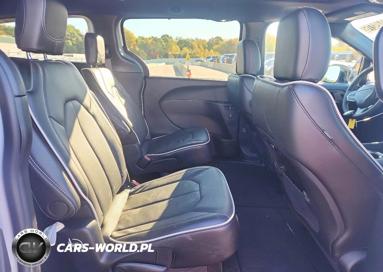 2027 Chrysler Pacifica Limited VIN:2C4RC1GGXVR594858 - 11