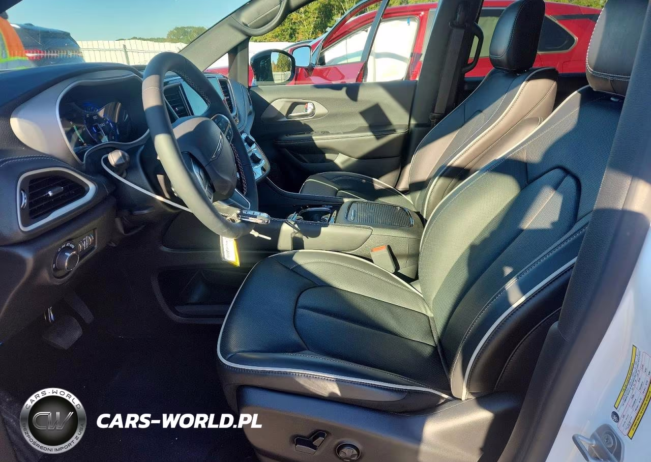 2027 Chrysler Pacifica Limited VIN:2C4RC1GGXVR594858 - 7