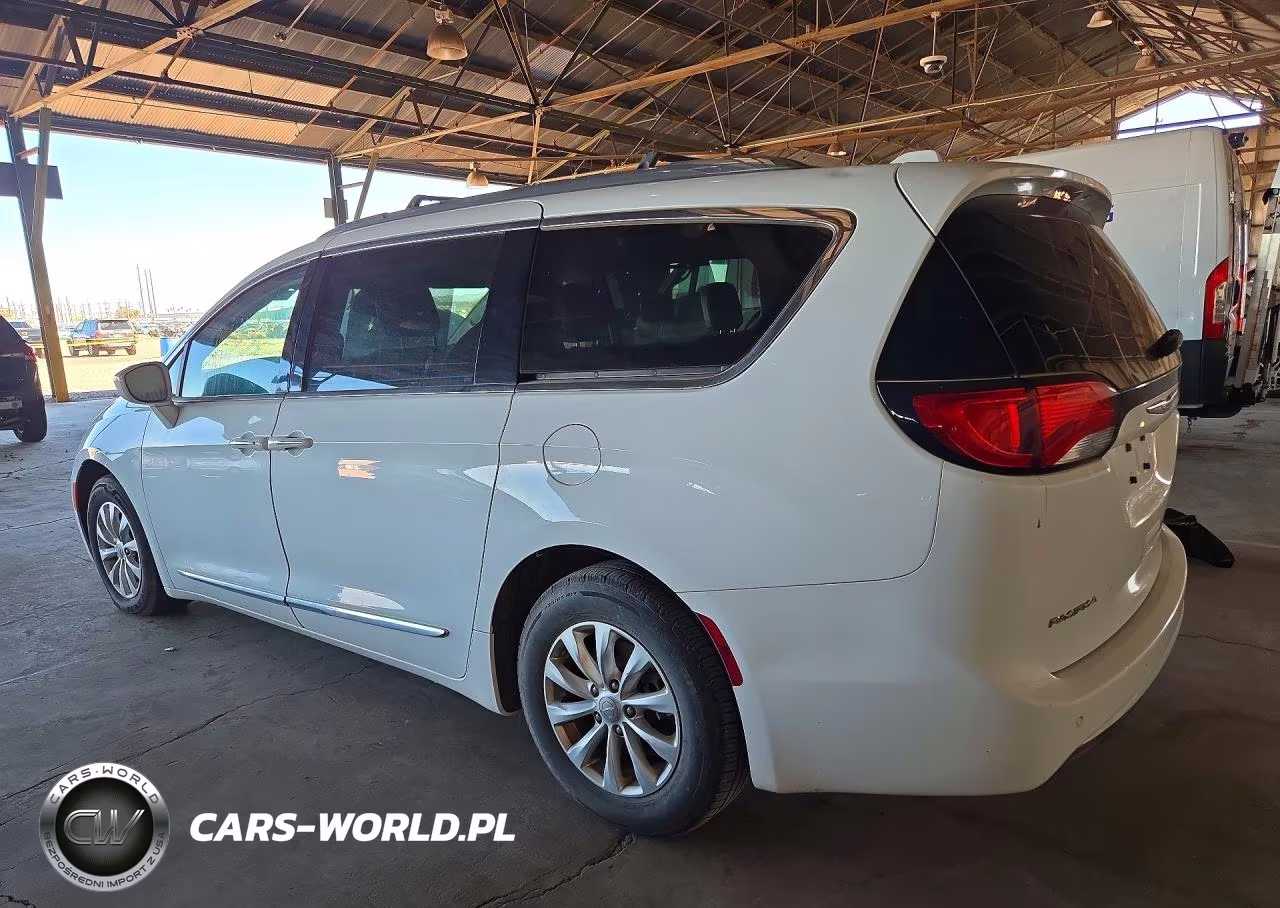 2018 Chrysler Pacifica Touring L VIN:2C4RC1BG8JR353849 - 2