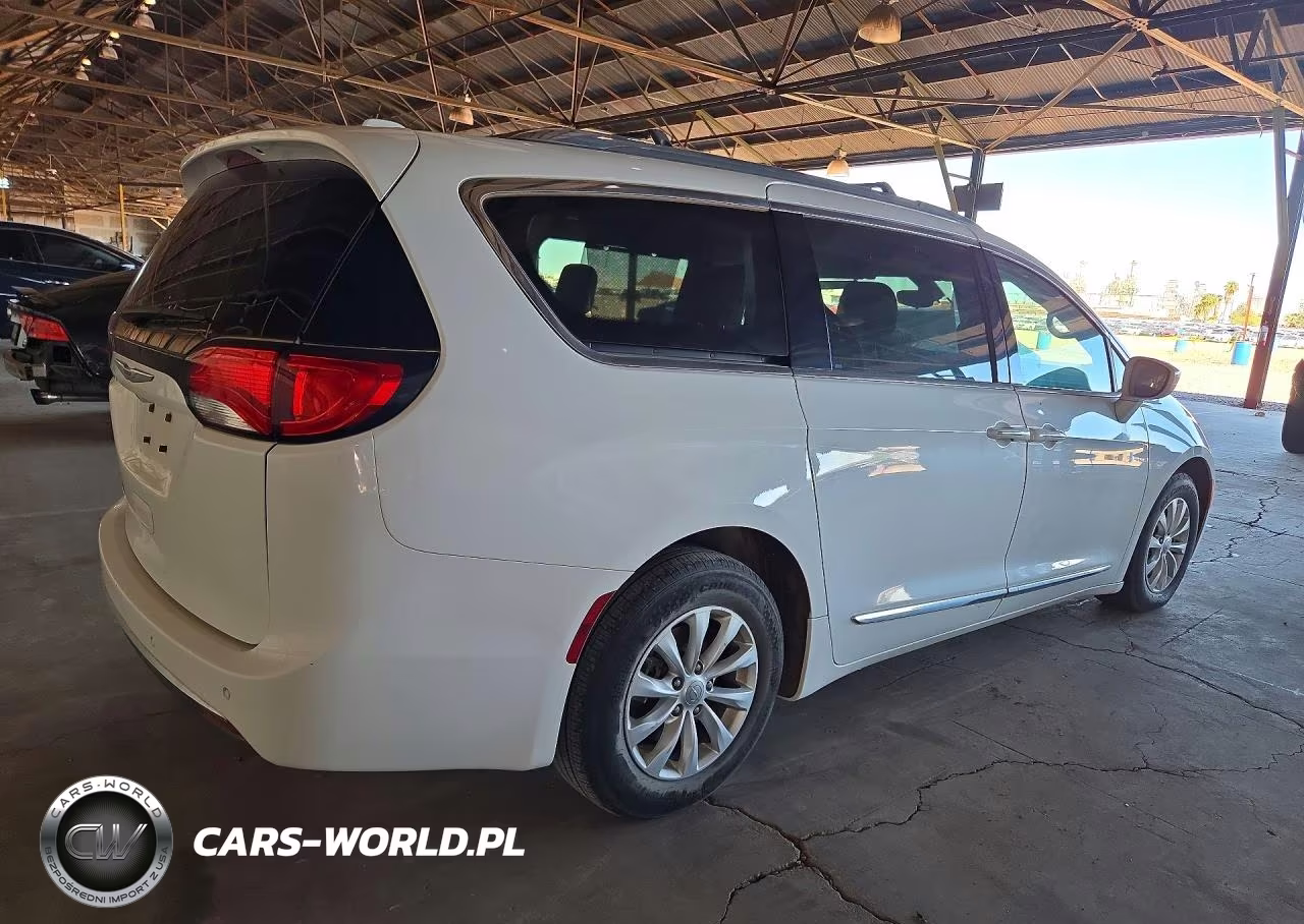 2018 Chrysler Pacifica Touring L VIN:2C4RC1BG8JR353849 - 3