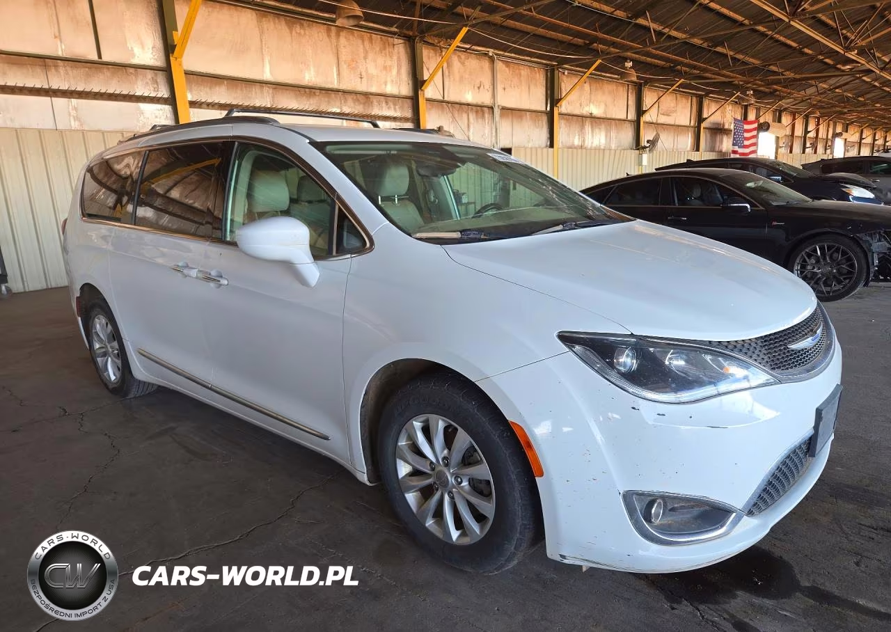 2018 Chrysler Pacifica Touring L VIN:2C4RC1BG8JR353849 - 4