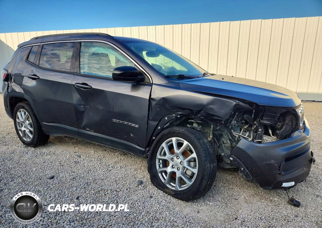 2022 Jeep Compass Latitude Lux VIN:3C4NJDFB2NT183317 - 4