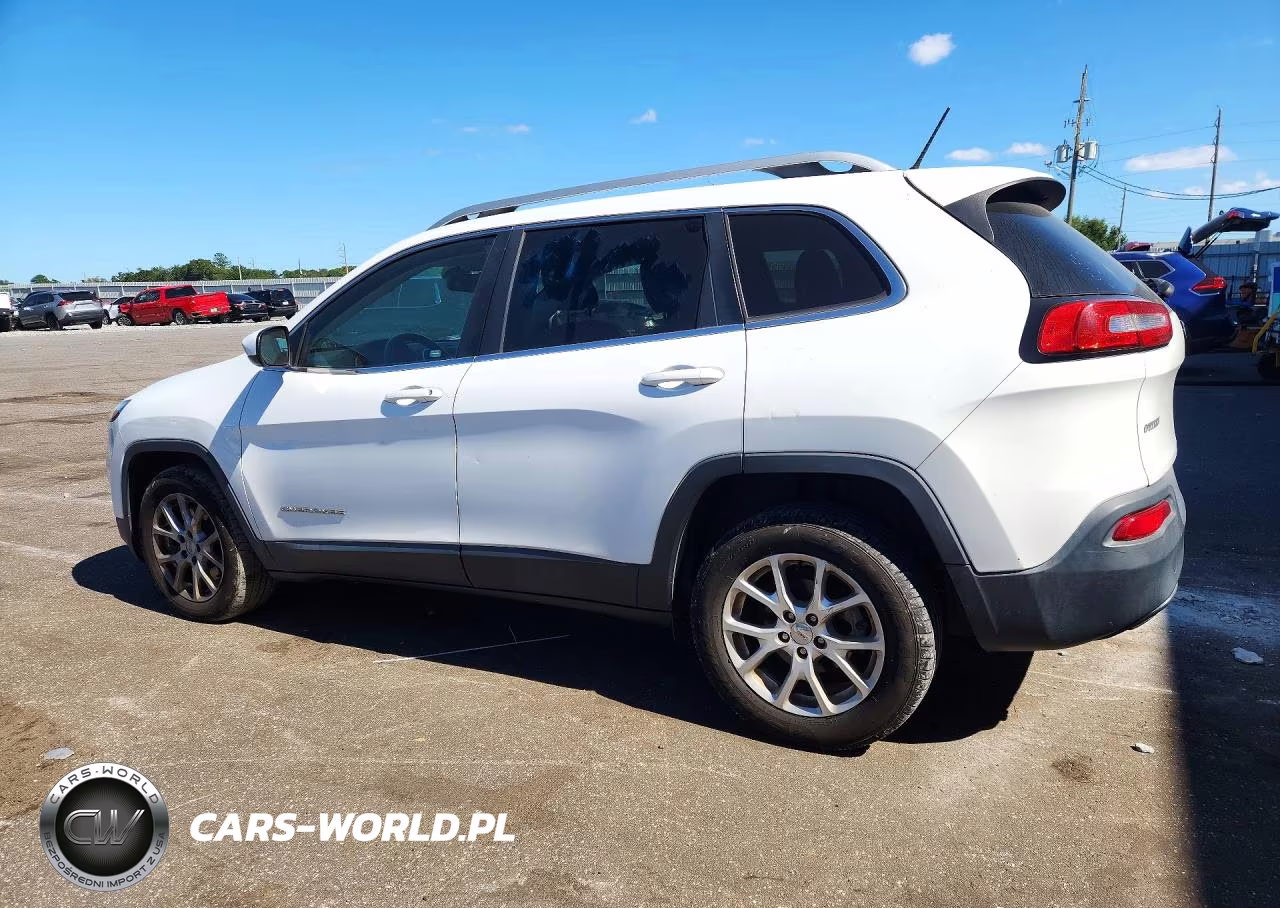 2015 Jeep Cherokee Latitude VIN:1C4PJLCB5FW711497 - 2