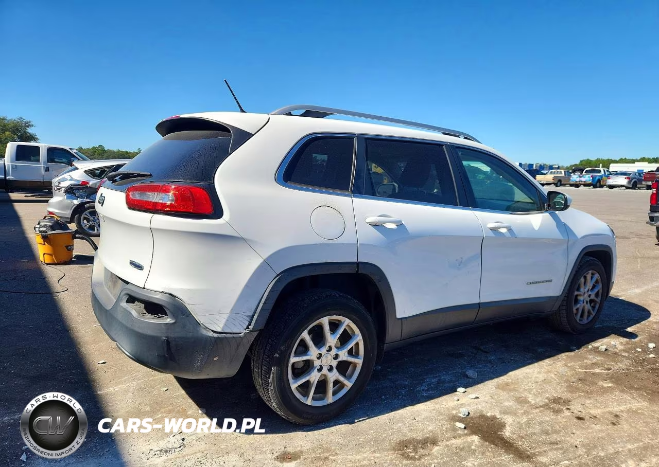 2015 Jeep Cherokee Latitude VIN:1C4PJLCB5FW711497 - 3