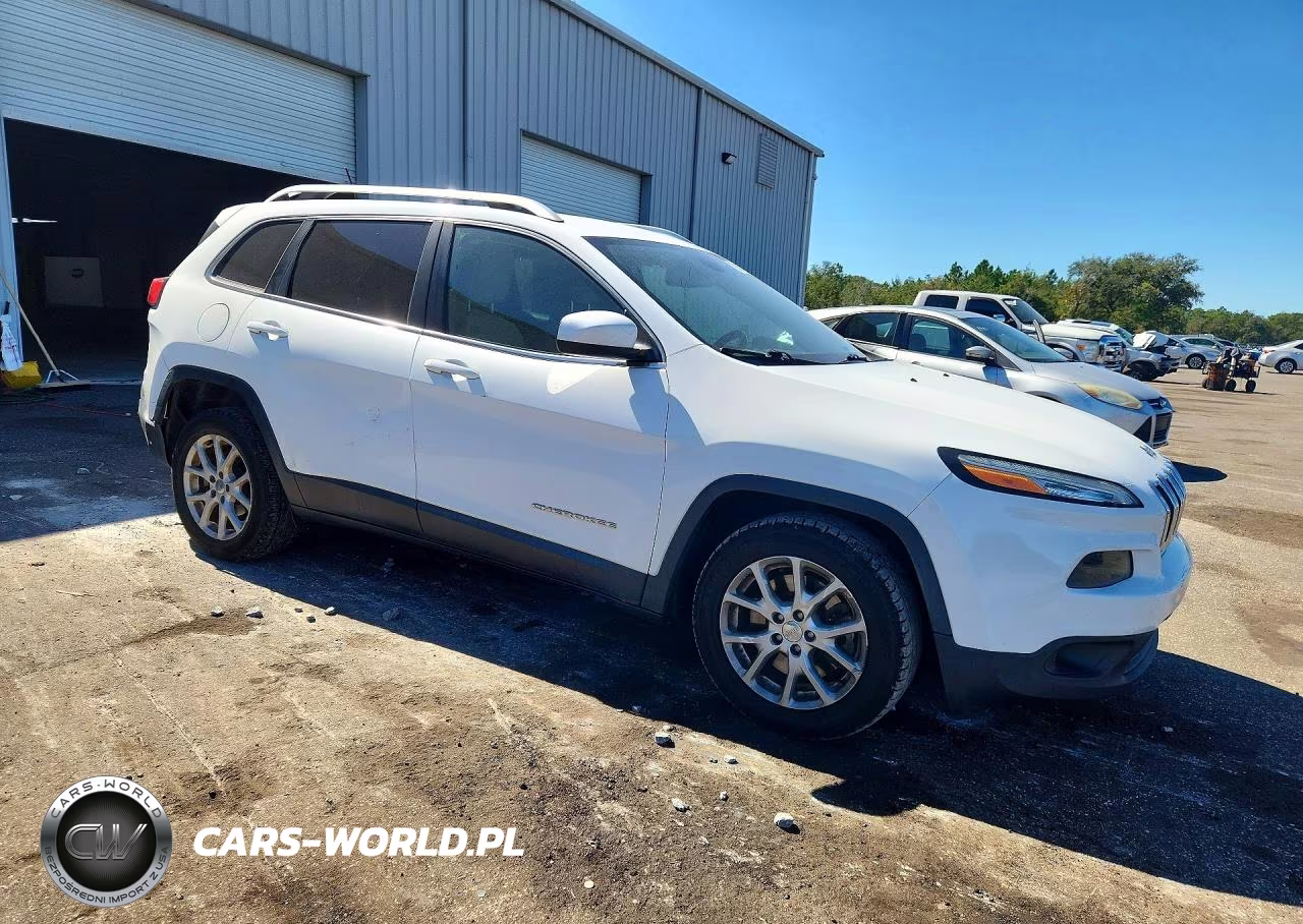 2015 Jeep Cherokee Latitude VIN:1C4PJLCB5FW711497 - 4