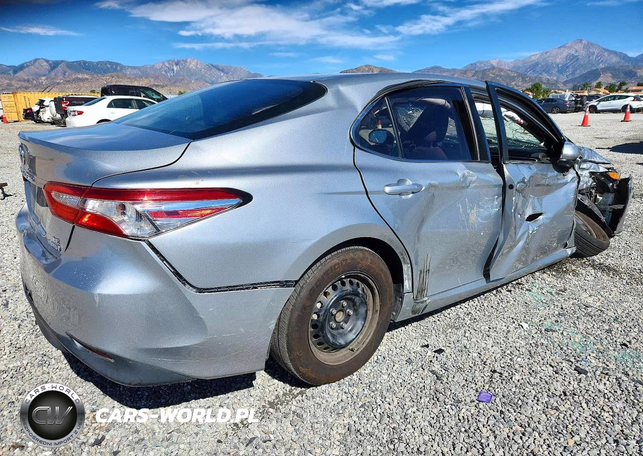2018 Toyota Camry Le VIN:4T1B31HK6JU001901 - 3