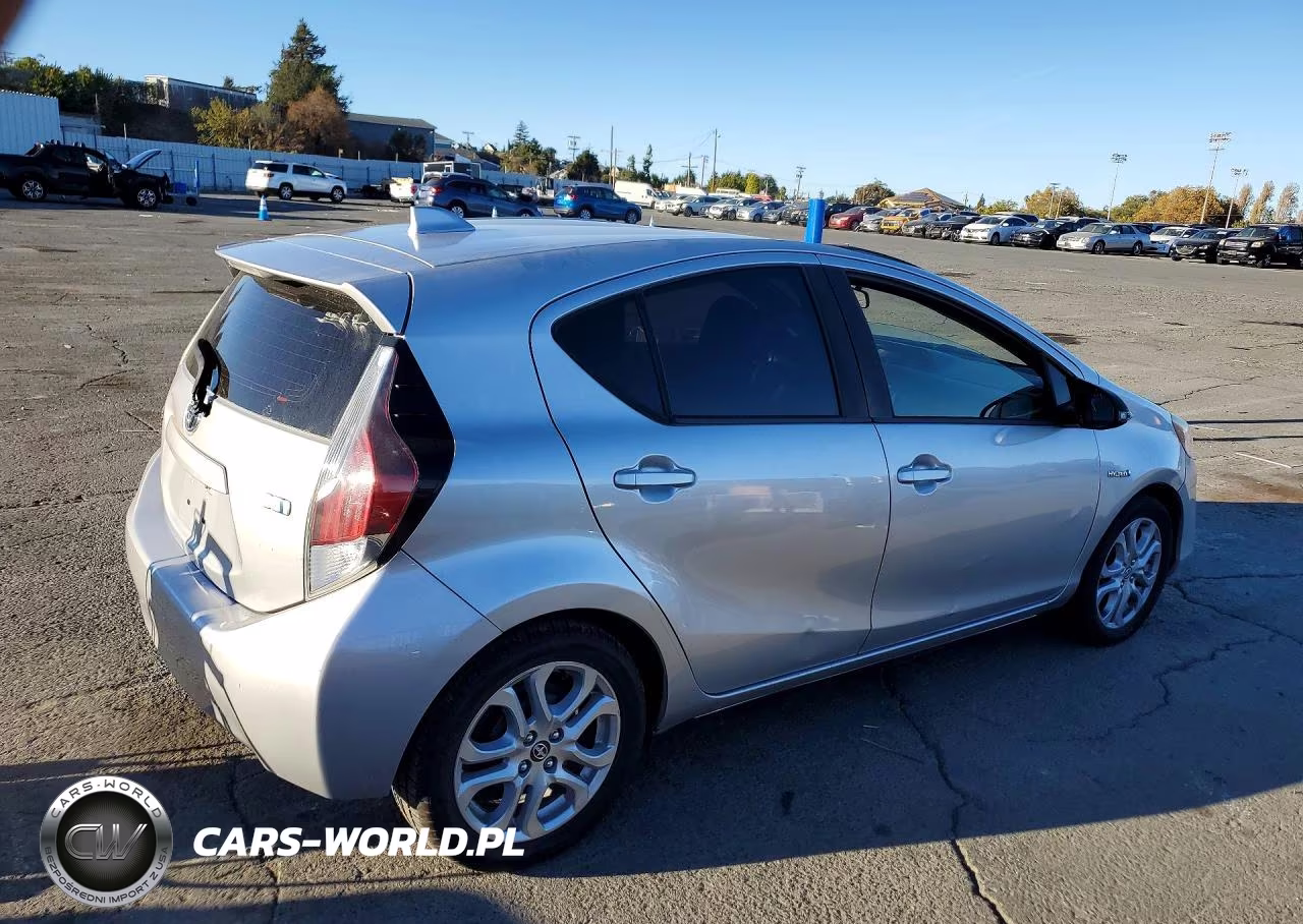 2015 Toyota Prius C One VIN:JTDKDTB32F1584524 - 3