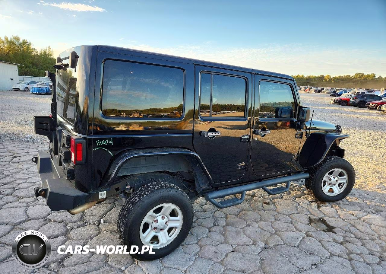 2013 Jeep Wrangler Unlimited Sahara VIN:1C4BJWEG8DL666266 - 3