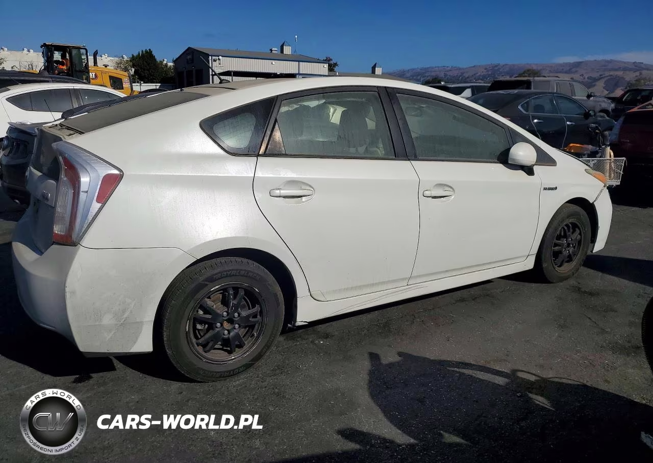 2015 Toyota Prius Two VIN:JTDKN3DU2F1915394 - 3