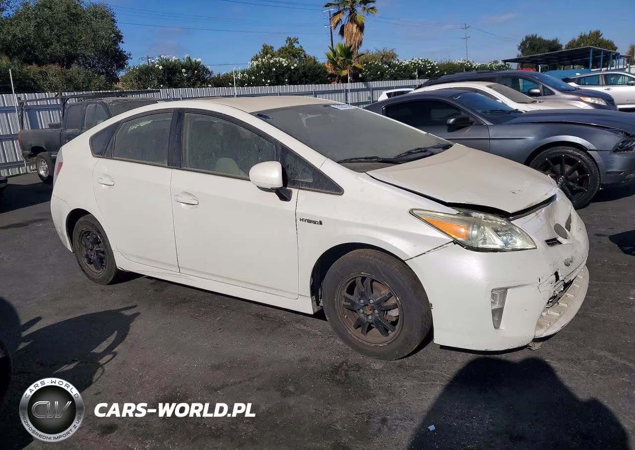 2015 Toyota Prius Two VIN:JTDKN3DU2F1915394 - 4