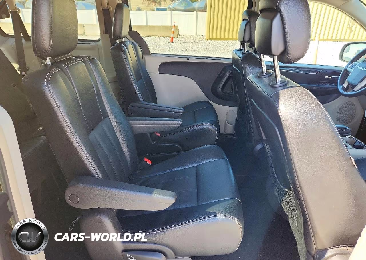 2015 Chrysler Town & Country Touring VIN:2C4RC1BG9FR589353 - 11