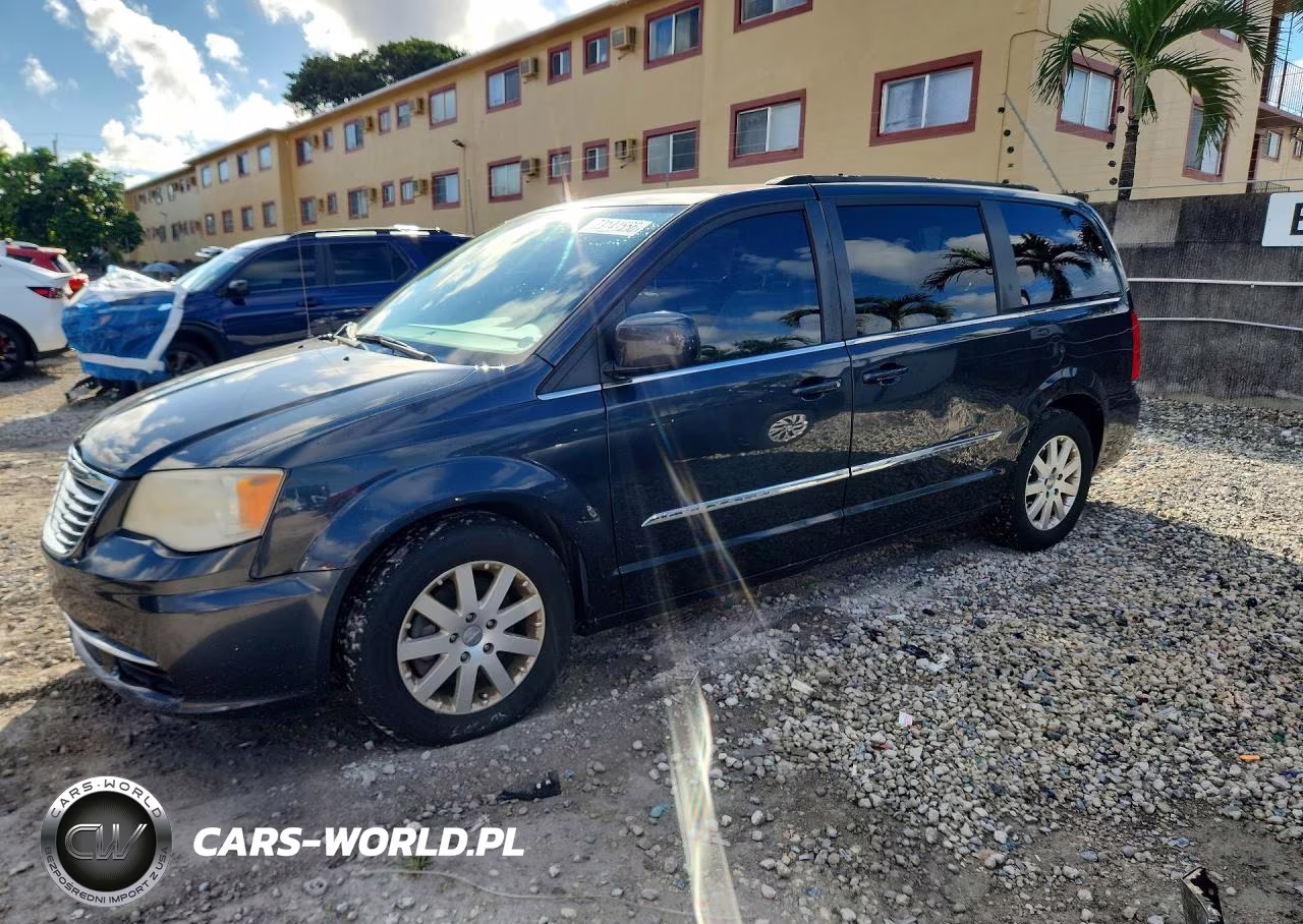 2013 Chrysler Town & Country Touring – zdjęcie 1 z 13