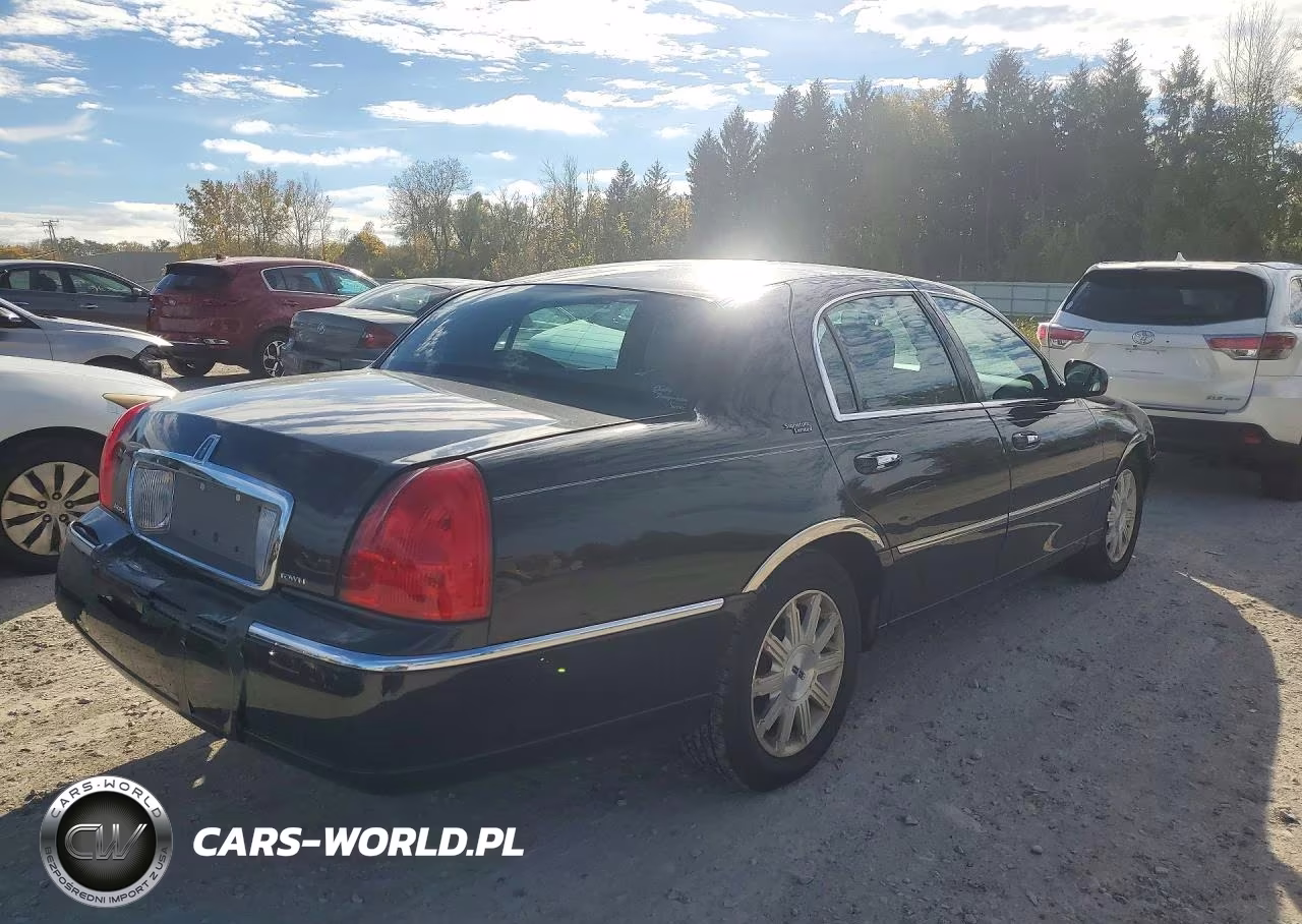 2011 Lincoln Town Car Signature Limited VIN:2LNBL8CV1BX764624 - 3