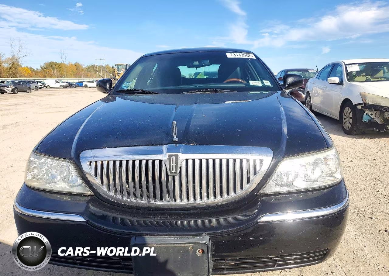 2011 Lincoln Town Car Signature Limited VIN:2LNBL8CV1BX764624 - 5