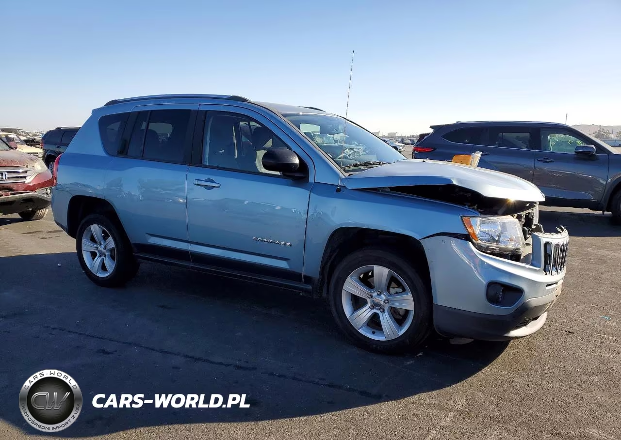2013 Jeep Compass Latitude VIN:1C4NJCEA5DD205608 - 4