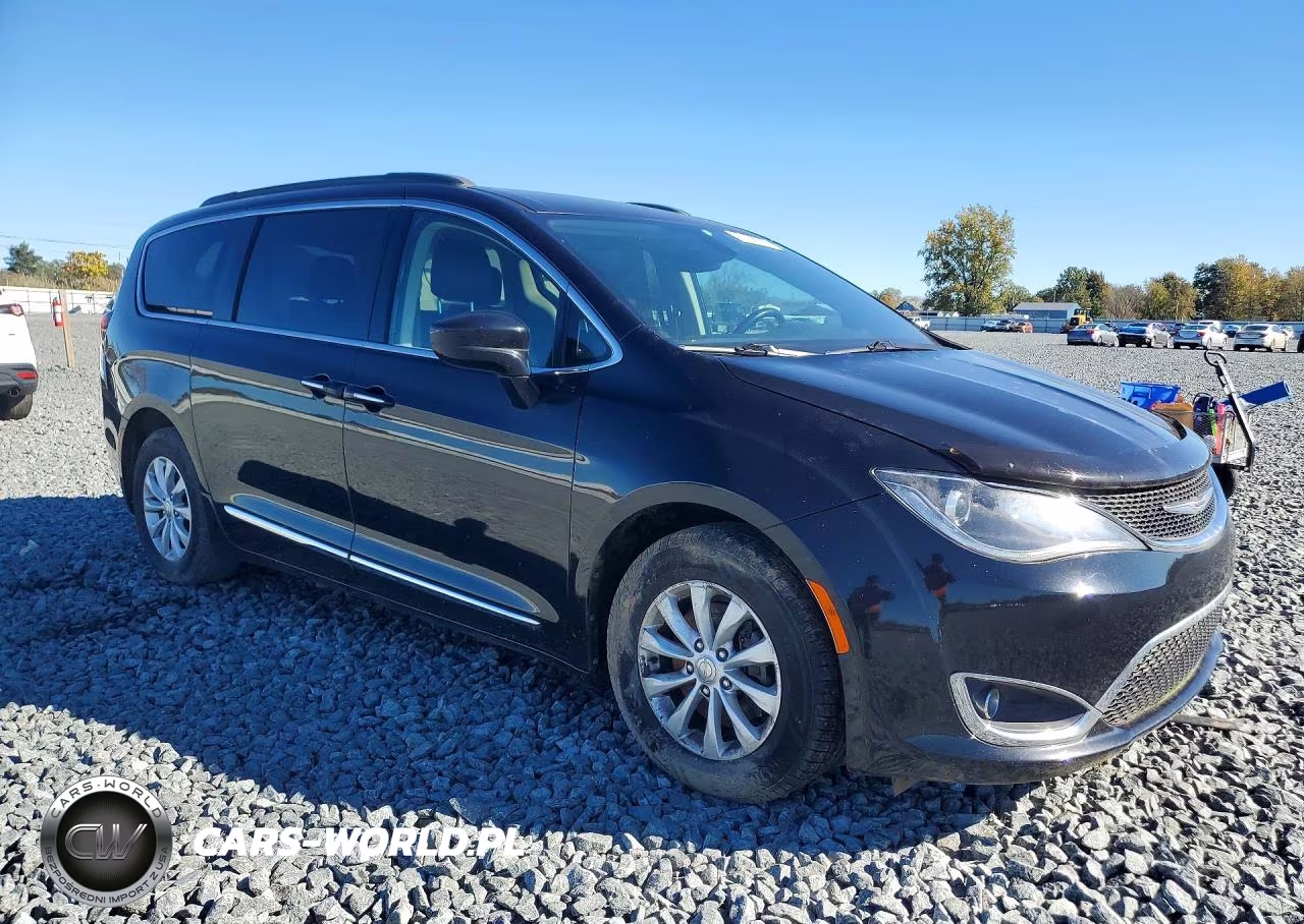 2017 Chrysler Pacifica Touring L VIN:2C4RC1BG0HR688534 - 4