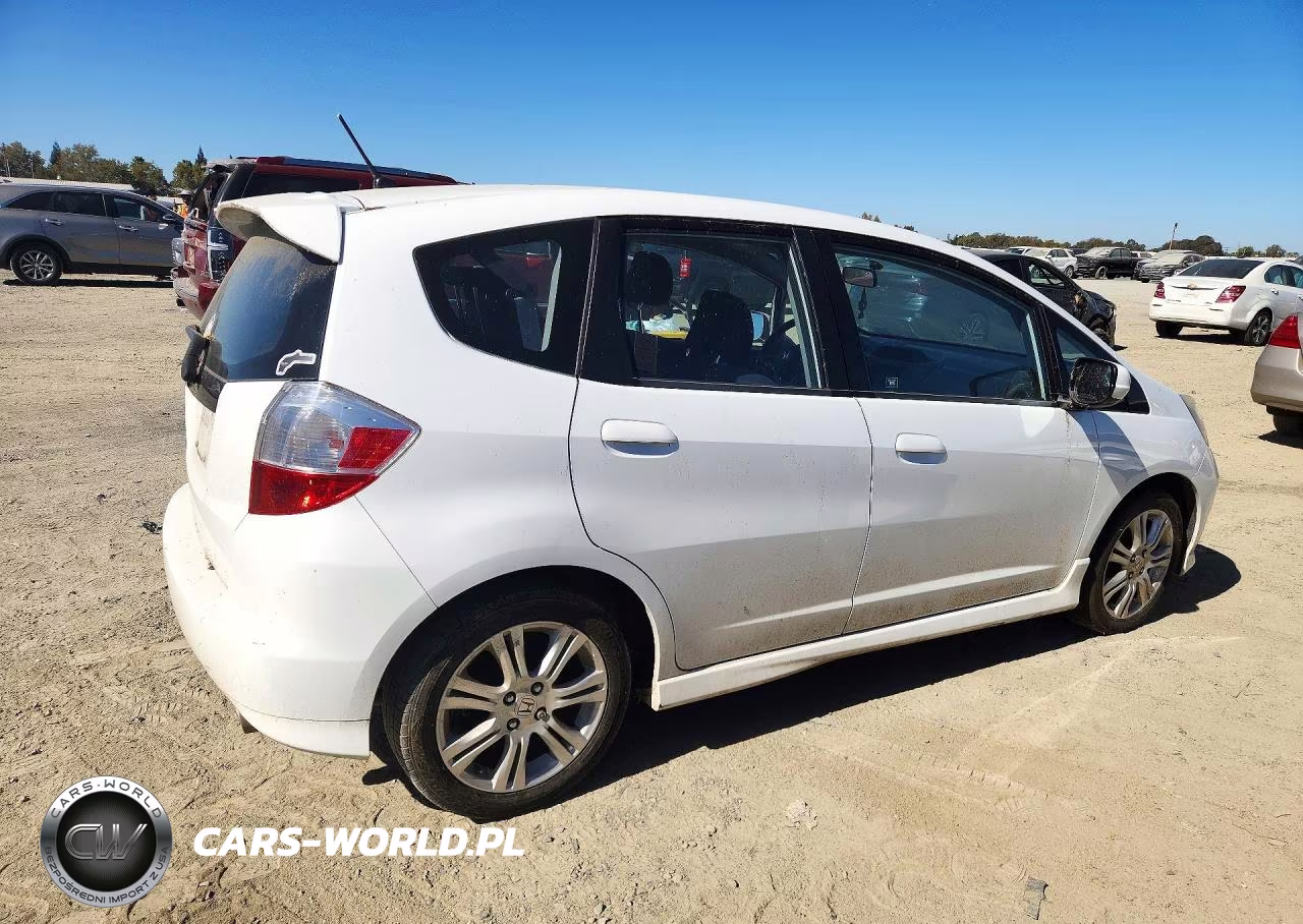 2011 Honda Fit Sport VIN:JHMGE8H58BS006066 - 3