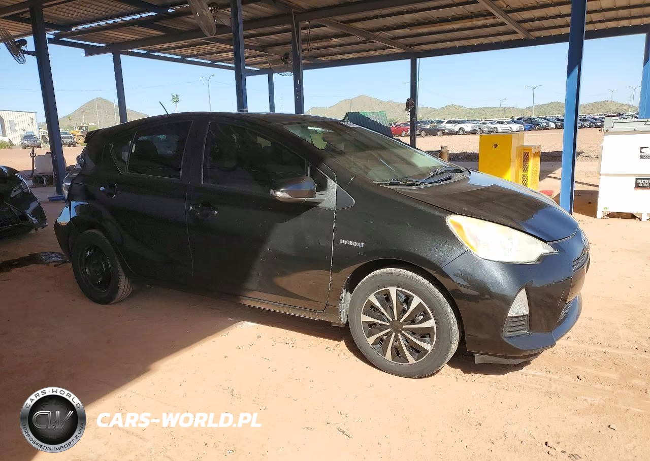 2013 Toyota Prius C One VIN:JTDKDTB3XD1043959 - 4