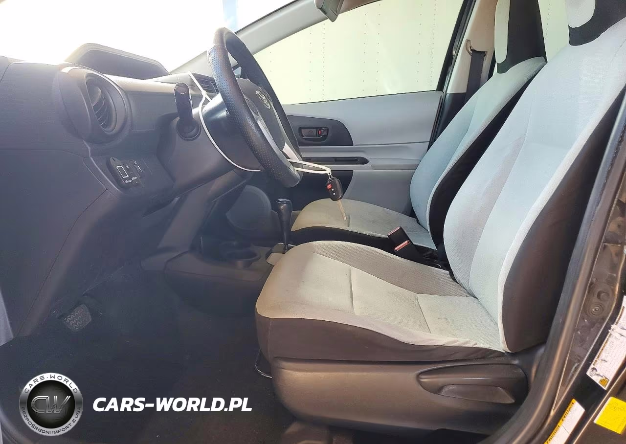 2013 Toyota Prius C One VIN:JTDKDTB3XD1043959 - 7