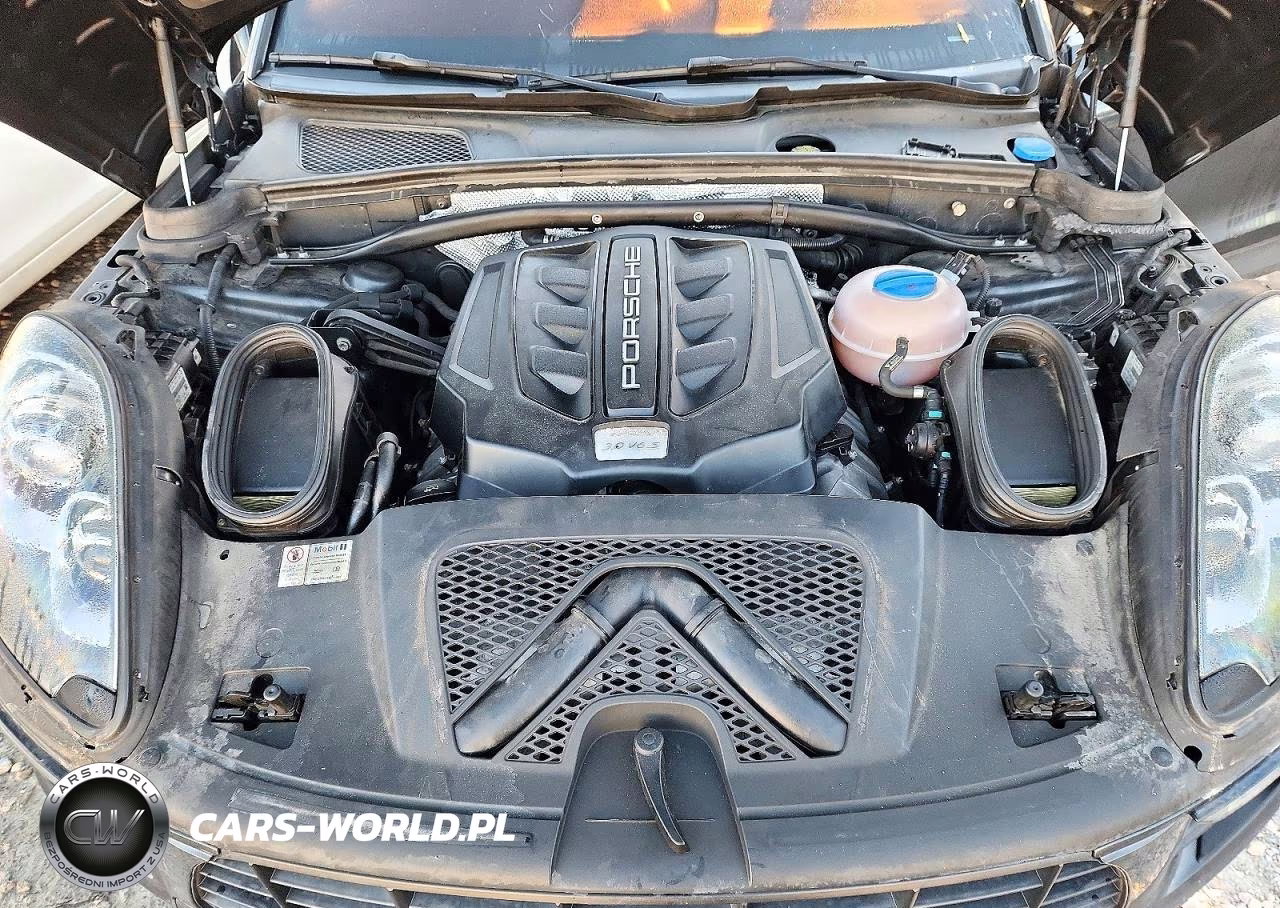 2018 Porsche Macan S VIN:WP1AB2A58JLB30790 - 12
