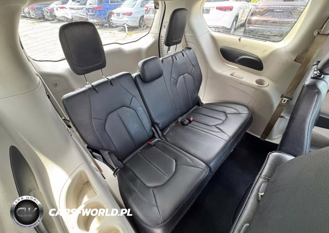2019 Chrysler Pacifica Touring L VIN:2C4RC1BG9KR554080 - 11