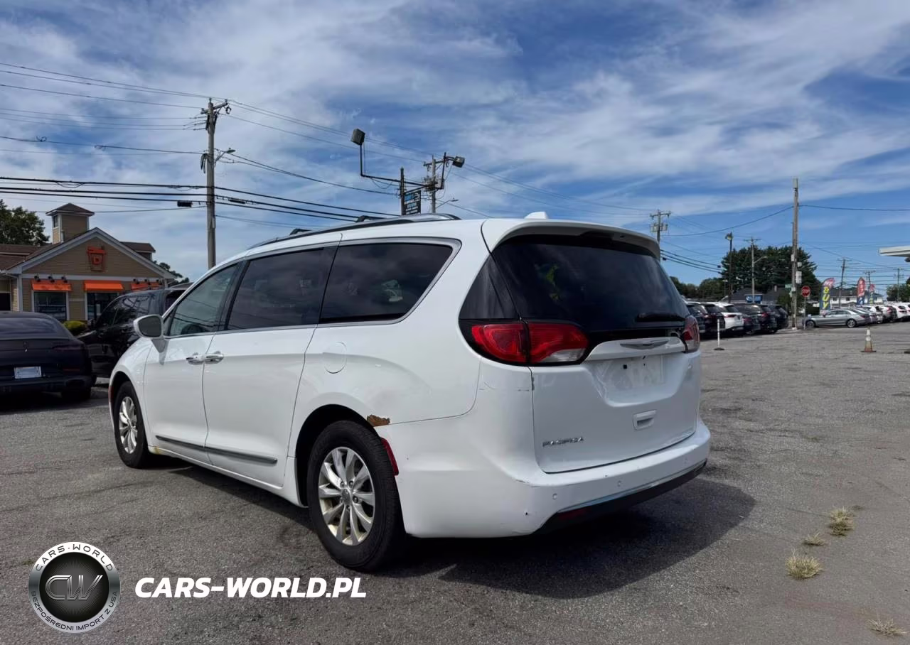 2019 Chrysler Pacifica Touring L VIN:2C4RC1BG9KR554080 - 3