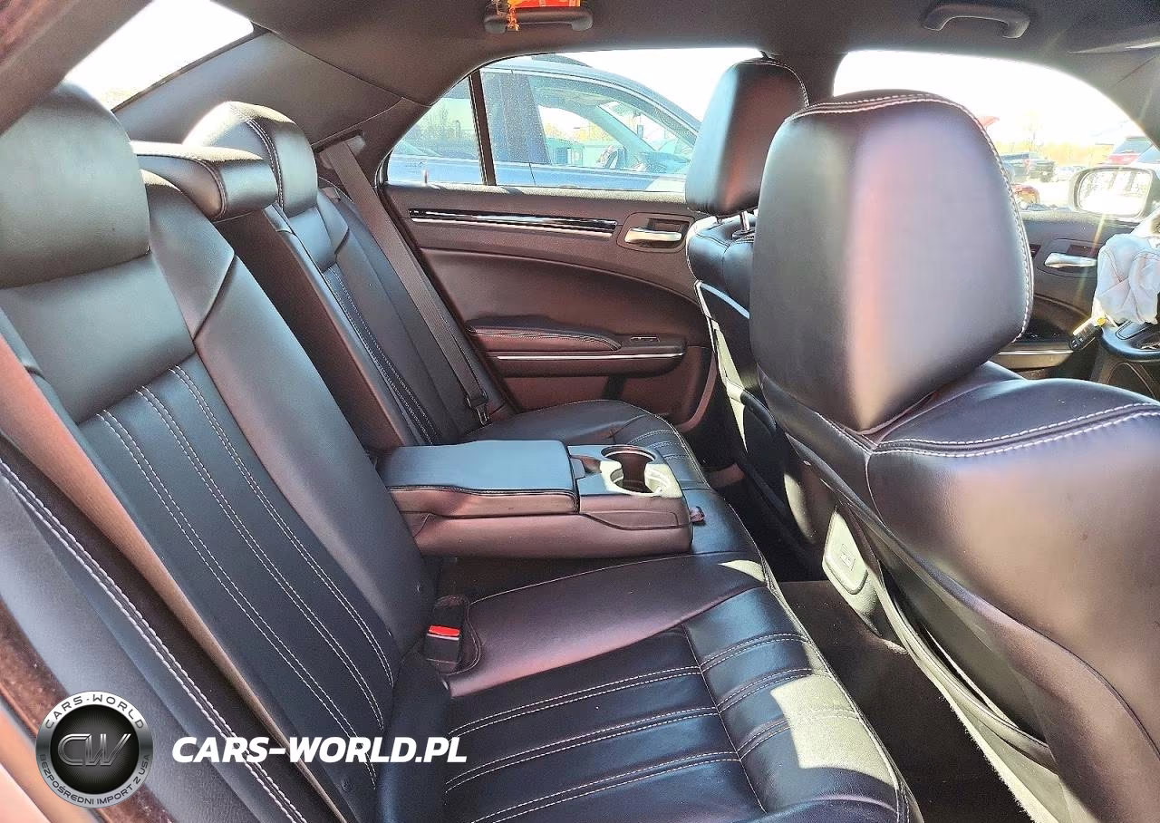 2018 Chrysler 300 S VIN:2C3CCAGG0JH296555 - 10