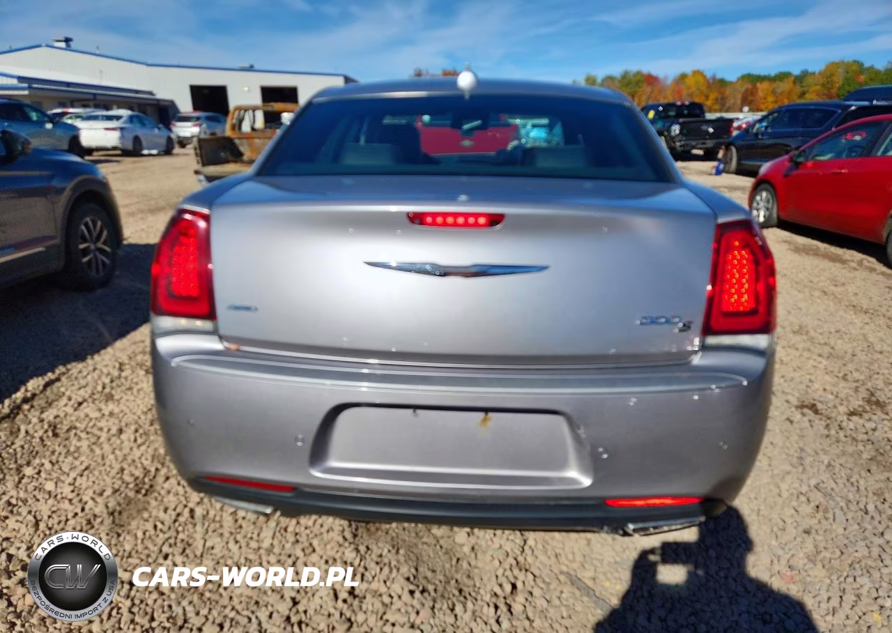 2018 Chrysler 300 S VIN:2C3CCAGG0JH296555 - 6