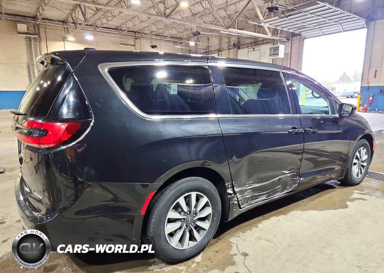 2023 Chrysler Pacifica Hybrid Touring L VIN:2C4RC1L78PR632371 - 3