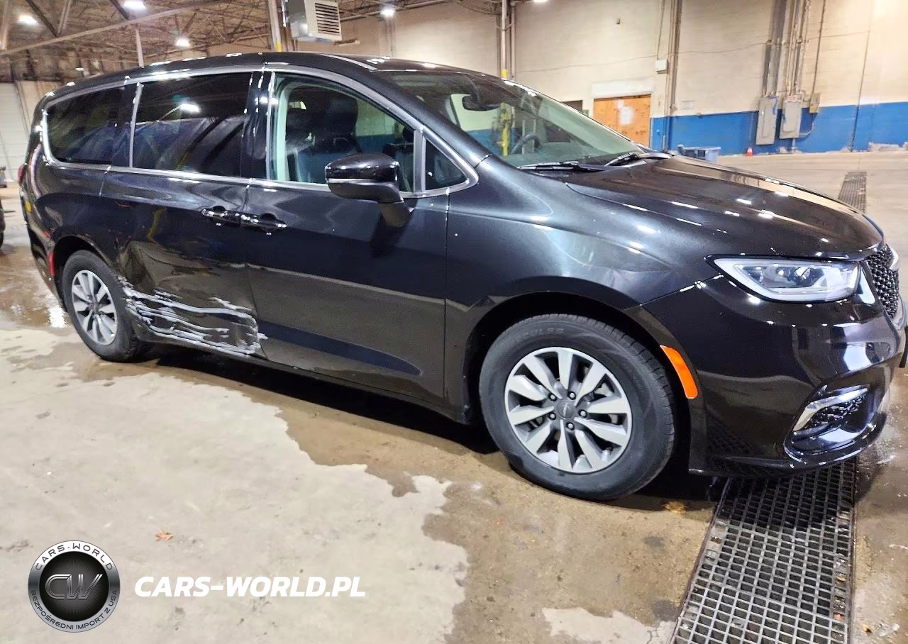 2023 Chrysler Pacifica Hybrid Touring L VIN:2C4RC1L78PR632371 - 4