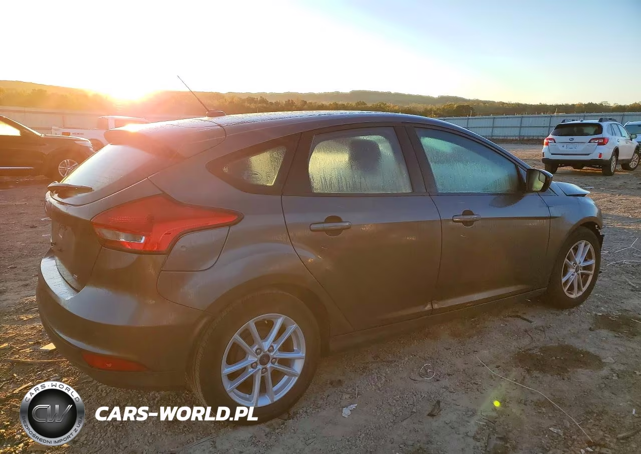 2018 Ford Focus Se VIN:1FADP3K27JL329894 - 3