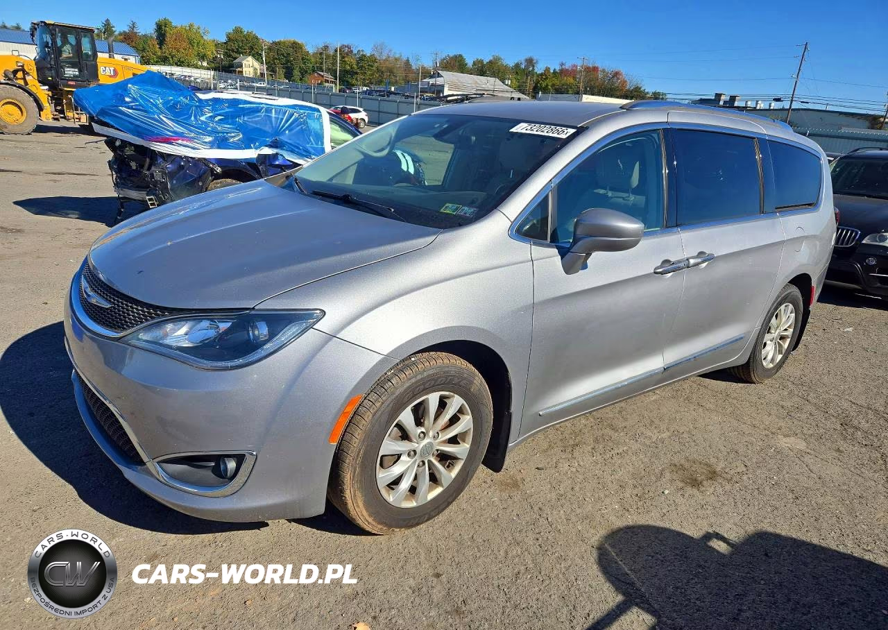2018 Chrysler Pacifica Touring L VIN:2C4RC1BG8JR212330 - 1