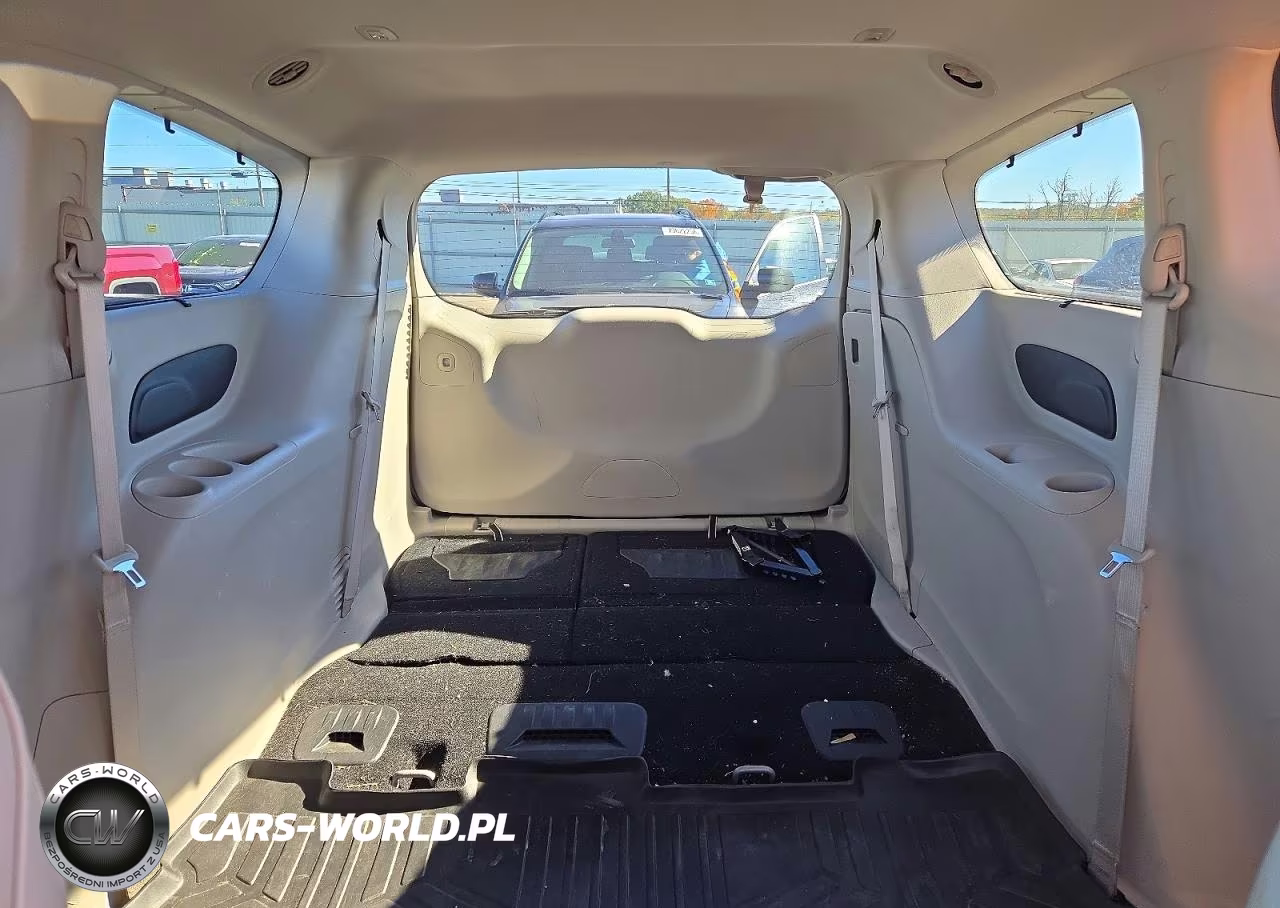 2018 Chrysler Pacifica Touring L VIN:2C4RC1BG8JR212330 - 10