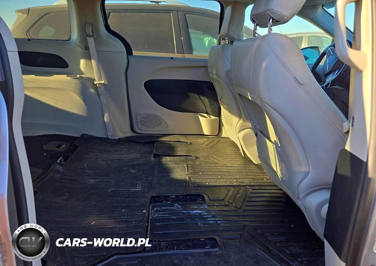 2018 Chrysler Pacifica Touring L VIN:2C4RC1BG8JR212330 - 11