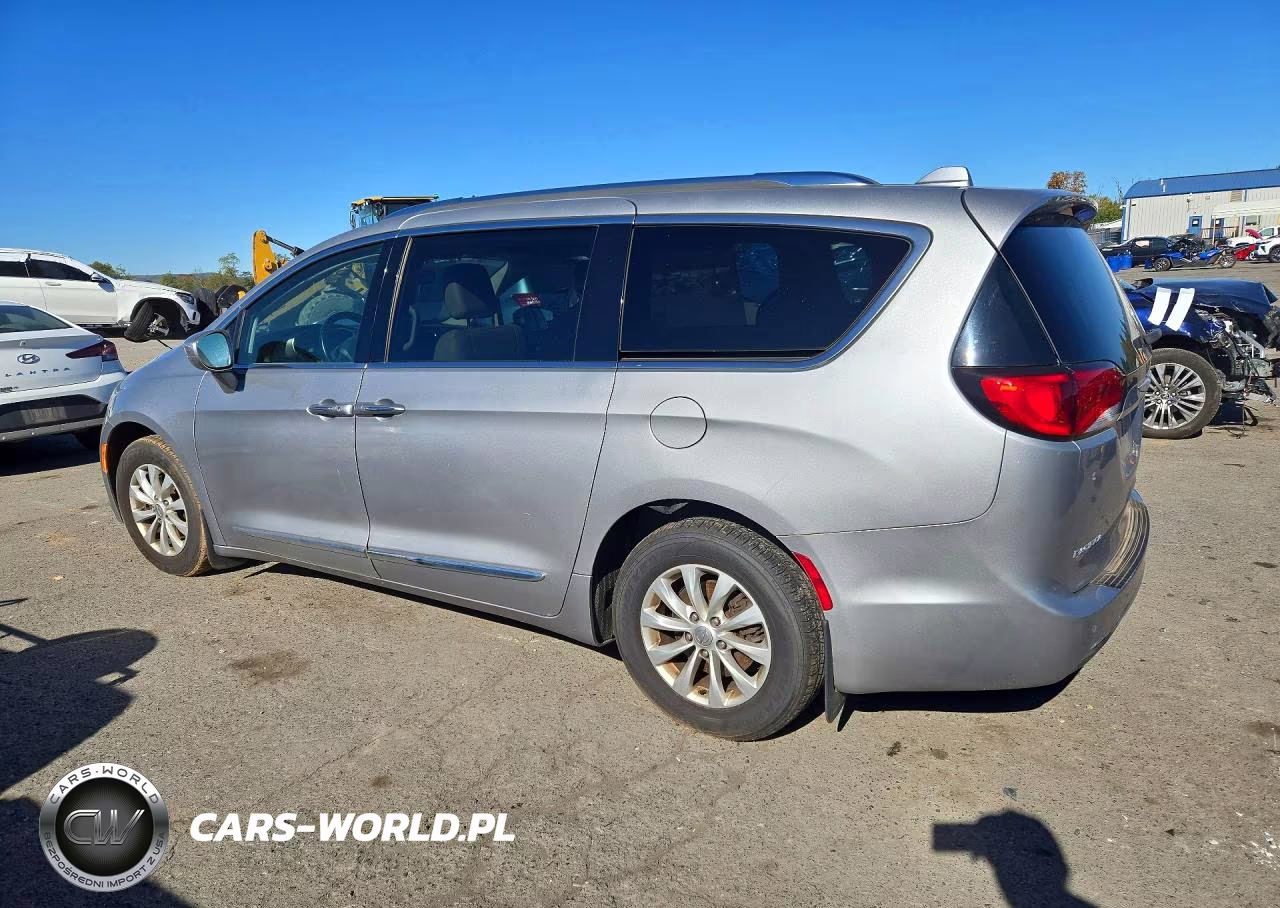 2018 Chrysler Pacifica Touring L VIN:2C4RC1BG8JR212330 - 2