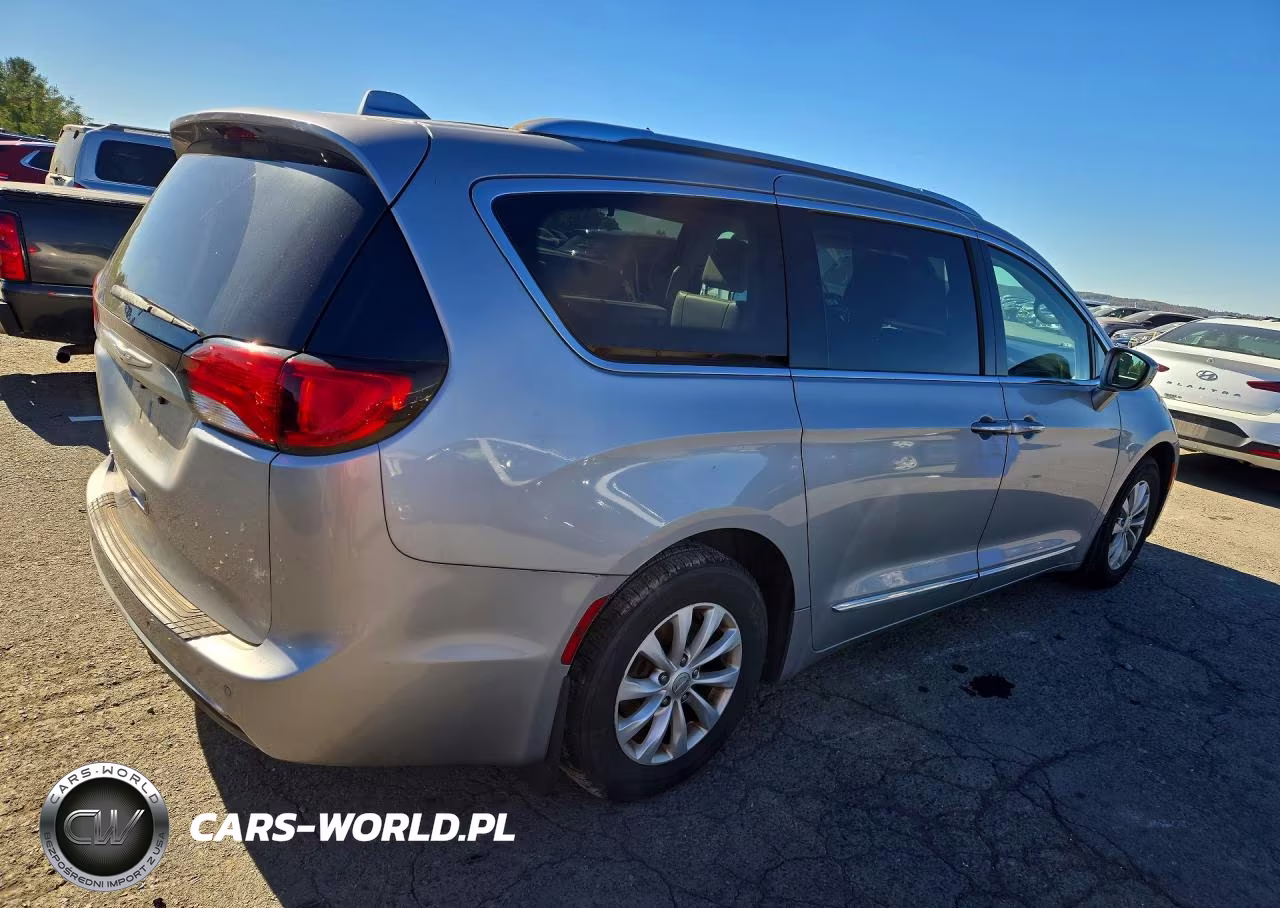 2018 Chrysler Pacifica Touring L VIN:2C4RC1BG8JR212330 - 3