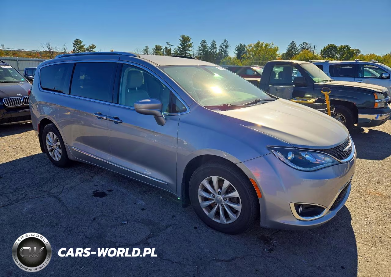 2018 Chrysler Pacifica Touring L VIN:2C4RC1BG8JR212330 - 4