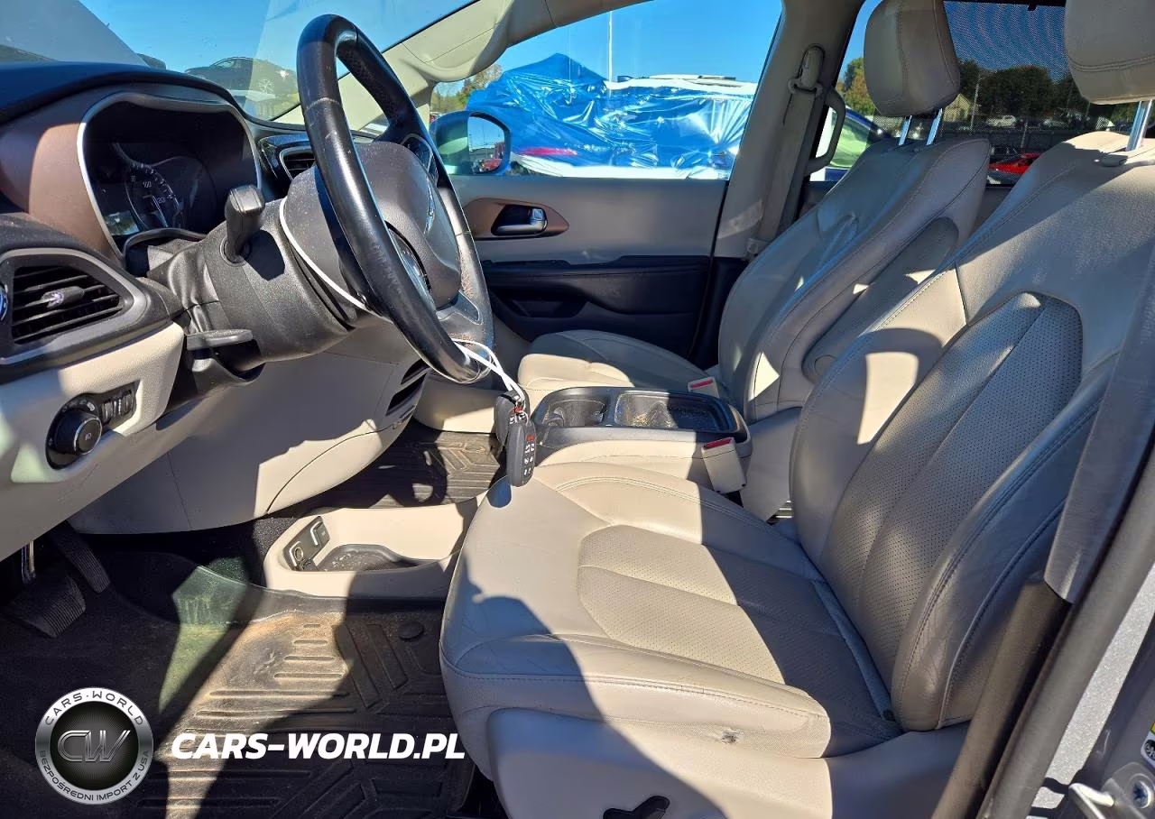 2018 Chrysler Pacifica Touring L VIN:2C4RC1BG8JR212330 - 7