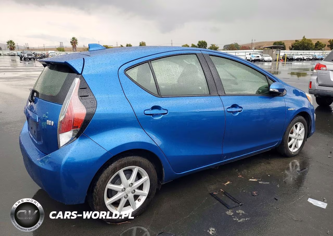 2016 Toyota Prius C Three VIN:JTDKDTB37G1118136 - 3