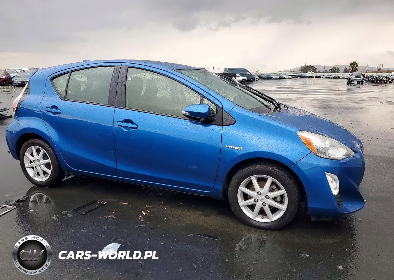2016 Toyota Prius C Three VIN:JTDKDTB37G1118136 - 4