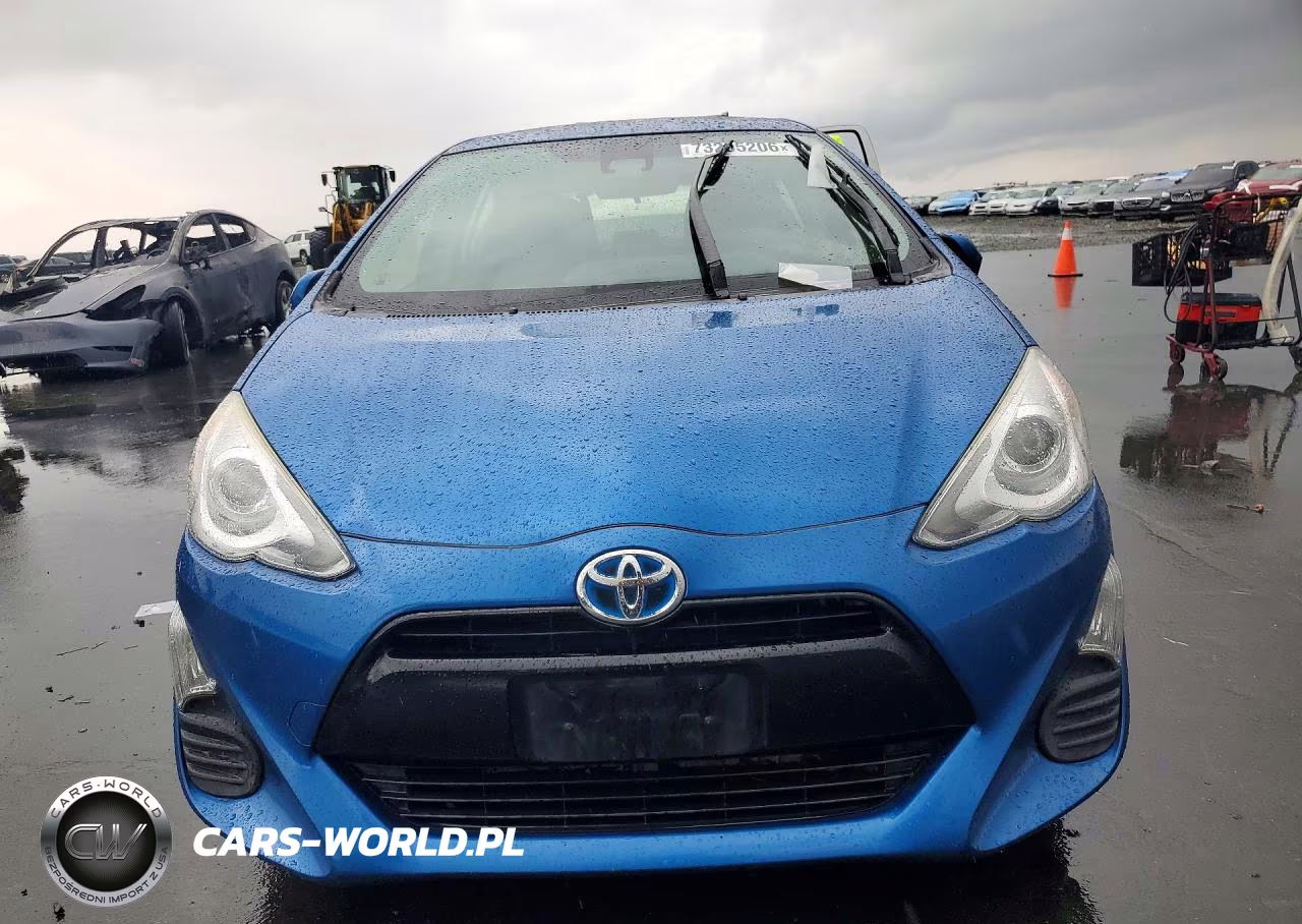 2016 Toyota Prius C Three VIN:JTDKDTB37G1118136 - 5