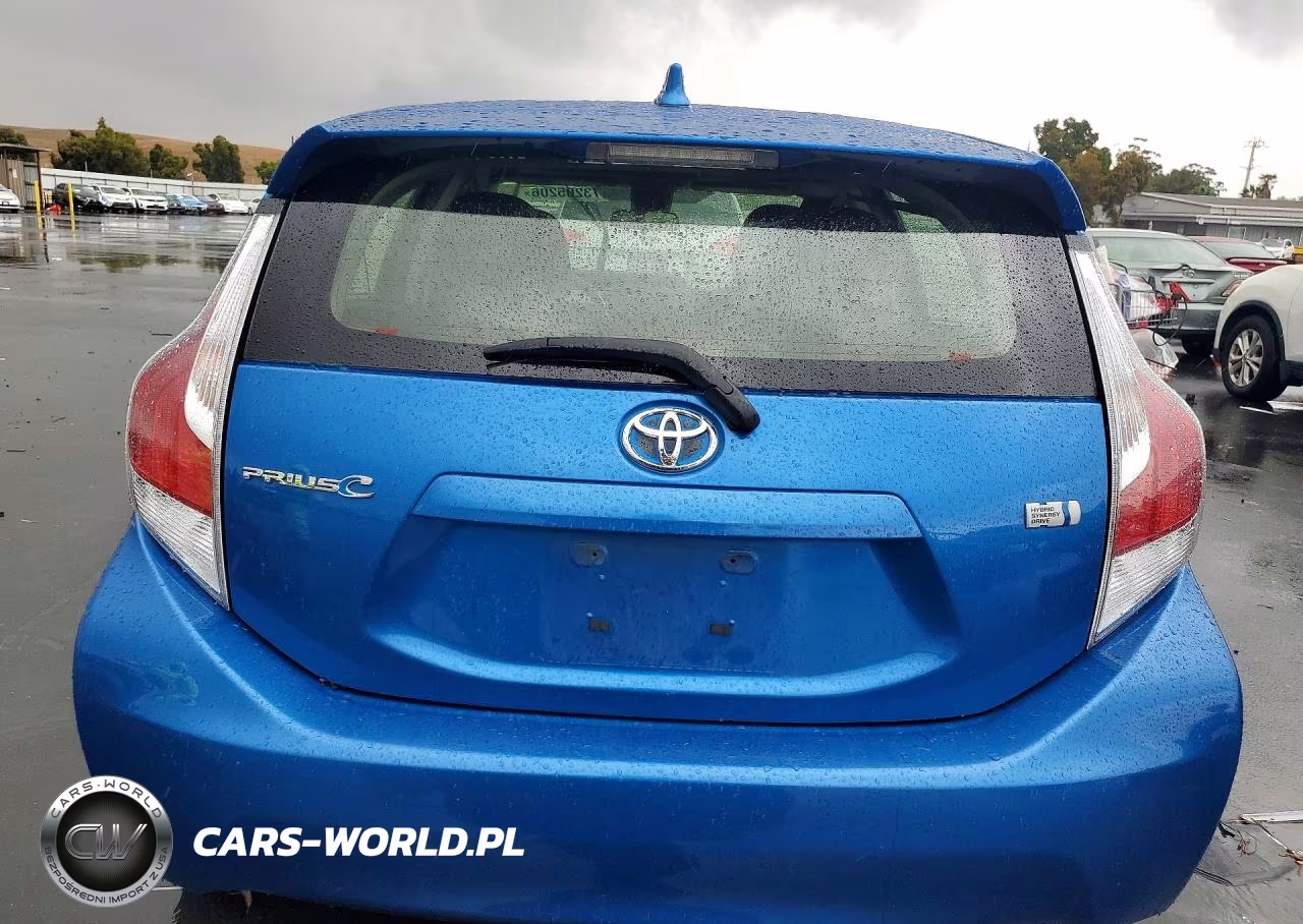 2016 Toyota Prius C Three VIN:JTDKDTB37G1118136 - 6