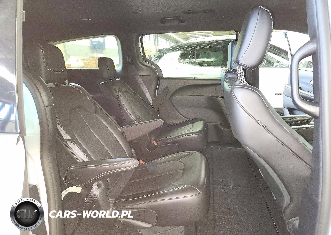 2026 Chrysler Pacifica Select VIN:2C4RC1BGXTR261340 - 11