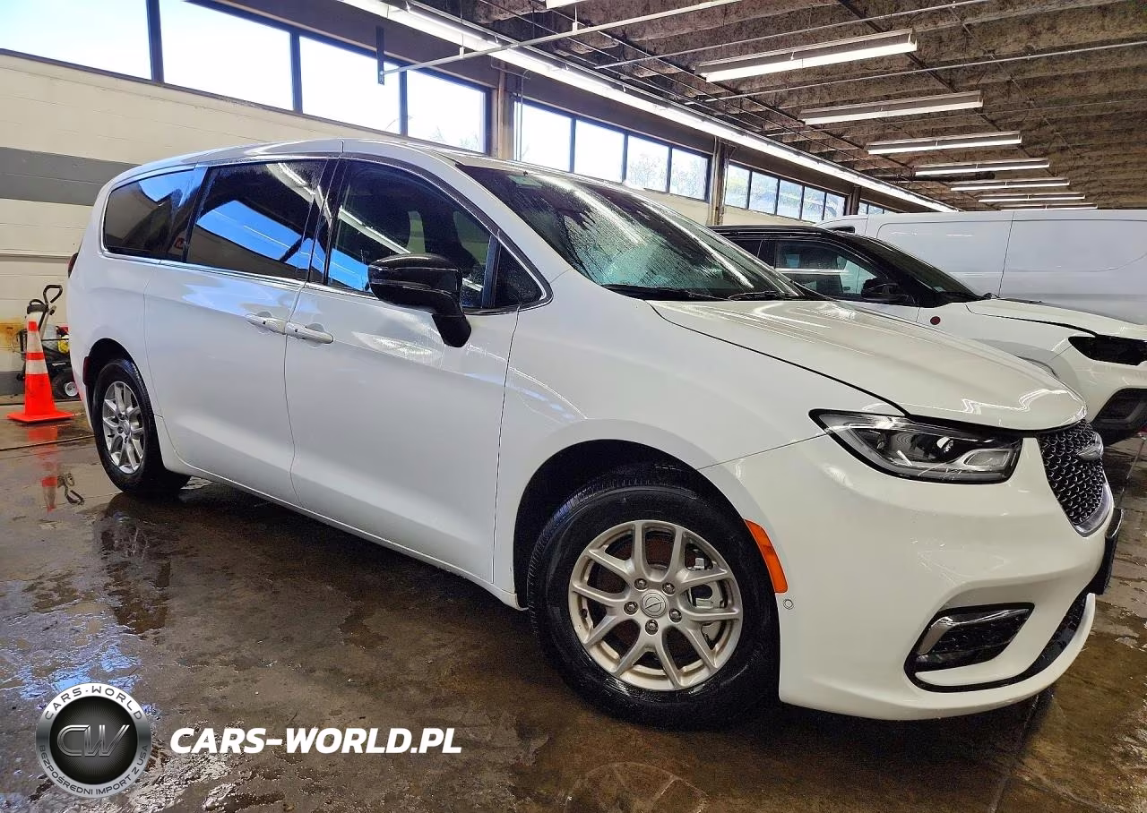 2026 Chrysler Pacifica Select VIN:2C4RC1BGXTR261340 - 4