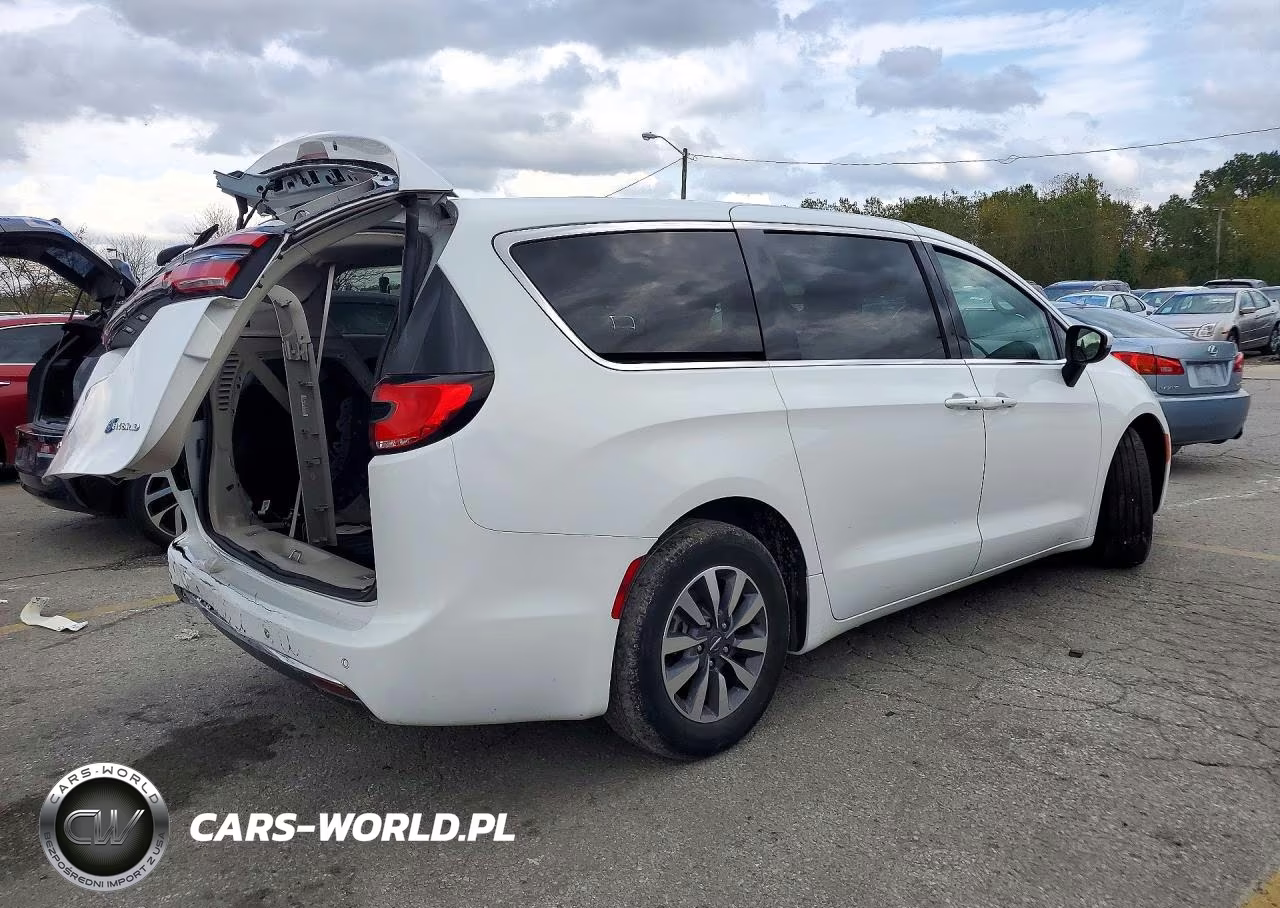 2023 Chrysler Pacifica Hybrid Touring L VIN:2C4RC1L76PR594932 - 3
