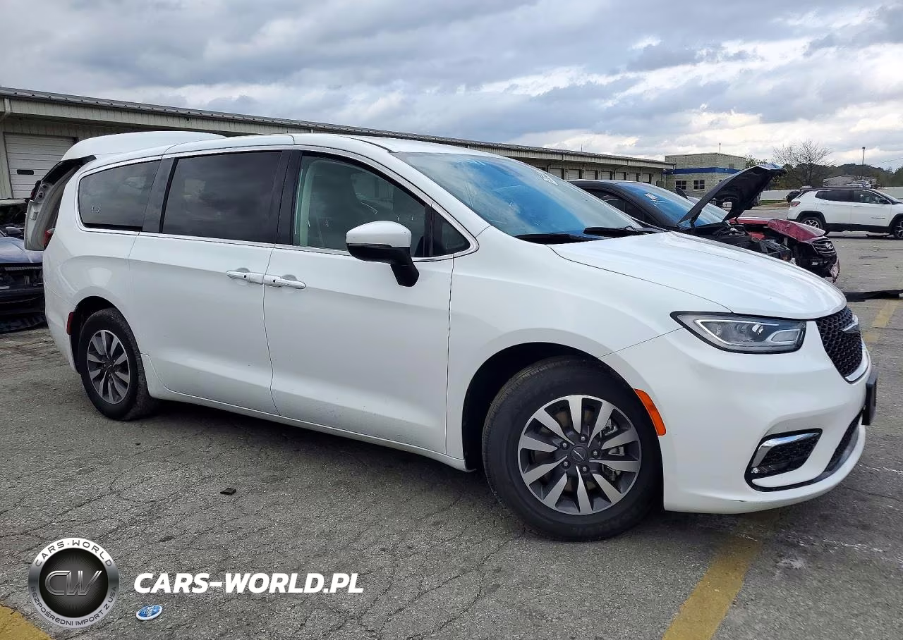 2023 Chrysler Pacifica Hybrid Touring L VIN:2C4RC1L76PR594932 - 4